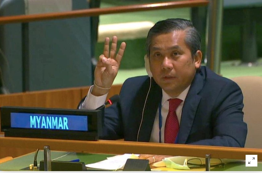 De ambassadeur van Myanmar bij de Verenigde Naties, Kyaw Moe Tun, steekt drie vingers omhoog aan het einde van zijn toespraak voor de Algemene Vergadering, waar hij pleitte voor internationale actie om de militaire staatsgreep in zijn land ongedaan te maken, zoals te zien is op dit stilstaande beeld uit een video, in de Manhattan, New York City, New York, VS, 26 februari 2021. TV / Persbericht van de Verenigde Naties via REUTERS